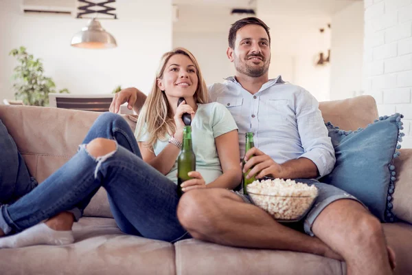 Couple Watching Eating Popcorn Home — Stock Photo, Image