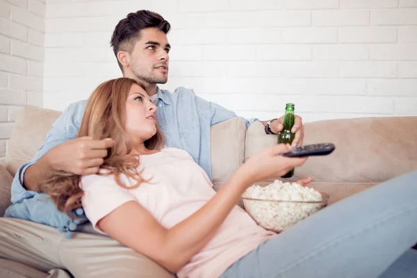 テレビを見て 家でポップコーンを食べるカップル — ストック写真