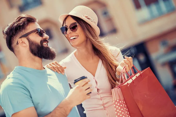 Couple Heureux Marchant Avec Des Sacs Colorés Après Avoir Fait — Photo