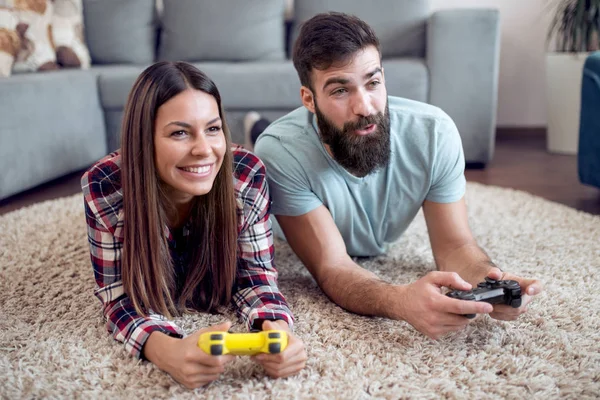 Νεαρό Ζευγάρι Που Παίζει Βιντεοπαιχνίδια Στο Σπίτι — Φωτογραφία Αρχείου