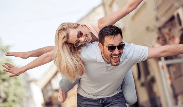 Jovem Casal Divertindo Livre Sorrindo — Fotografia de Stock