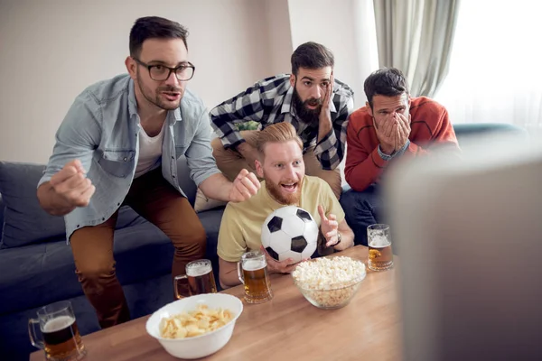 Group Friends Watching Soccer Game Television Eating Snacks Drinking Beer — Stock Photo, Image