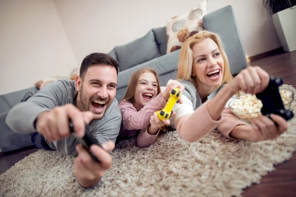 Семья Играет Видеоигры Вместе Гостиной — стоковое фото