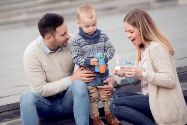 Mutlu genç aile kabarcıklar açık yapma  