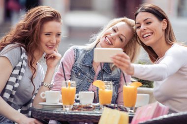 Üç kadın arkadaş smartphone Café selfie yapma