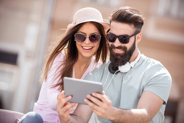 Paar Verbringt Zeit Miteinander Und Nutzt Tablet Freien — Stockfoto