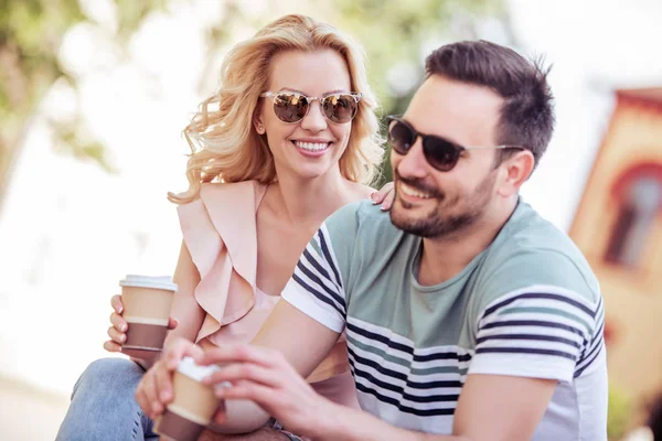 Paar Verbringt Zeit Zusammen Und Trinkt Tagsüber Kaffee Freien — Stockfoto