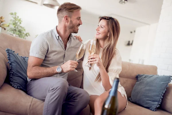Junges Paar Trinkt Hause Wein Aus Gläsern — Stockfoto