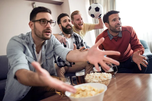 Grupa Przyjaciół Oglądając Mecz Piłki Nożnej Telewizji Jedzenia Przekąski Picie — Zdjęcie stockowe