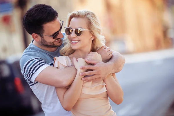 Jovem Casal Divertindo Livre Sorrindo — Fotografia de Stock