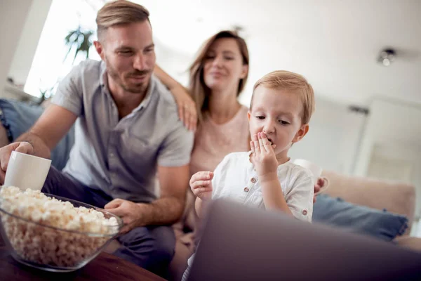 Retrato Família Alegre Usando Laptop Sentado Sofá Casa — Fotografia de Stock