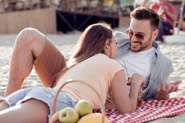 Jovem Casal Divertindo Juntos Praia — Fotografia de Stock