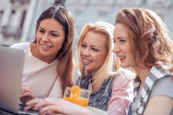 Tres Amigas Usando Portátil Cafetería — Foto de Stock