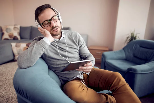 Hombre Relajándose Casa Escuchando Música Auriculares — Foto de Stock