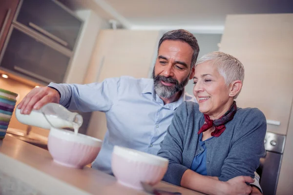 Ouder Paar Ontbijten Samen Thuis — Stockfoto
