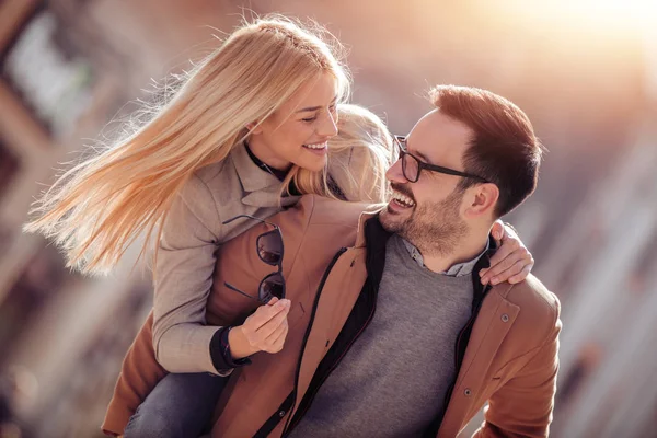 Pareja Joven Divirtiéndose Aire Libre Sonriendo — Foto de Stock