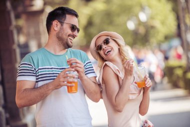 Eğleniyor ve açık havada birlikte gülerek mutlu genç bir çift. Bayram, insanlar, tatil, seviyorum ve kavram seyahat.