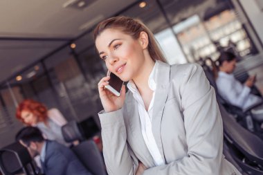 Akıllı telefon kullanma modern office genç iş kadını.