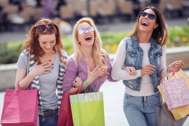 Şehirde alışveriş torbaları ile mutlu genç kızlar. Alışveriş, insanlar, dostluk ve Turizm kavramı.