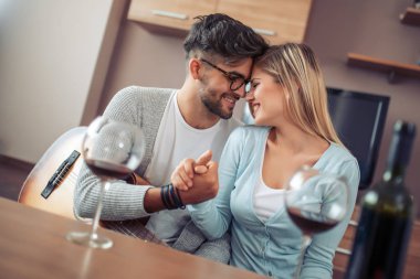 Evde şarap içme mutlu genç Çift.