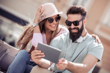 Açık havada eğleniyor, birlikte zevk mutlu genç çift.