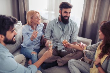 Evde harika zamandı, şarap içme arkadaş grubu.