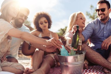 Neşeli gençlerle eğlenmek sahilde gitar. Yaz, insanlar, arkadaşlık, eğlence ve tatil kavramı.