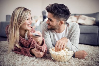 TV izlerken, evde patlamış mısır yemek mutlu çift
