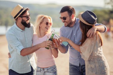 Sahilde parti mutlu gençler. Yaz tatil, insanlar, arkadaşlık, eğlence ve tatil kavramı.