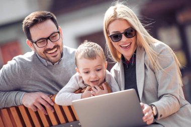 Aile açık havada birlikte iyi vakit geçiriyor.