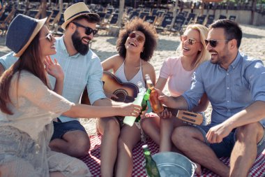 Neşeli gençlerle eğlenmek sahilde gitar. Yaz, insanlar, arkadaşlık, eğlence ve tatil kavramı.