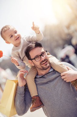 Baba ve oğul şehirde alışveriş sonra eğleniyor.
