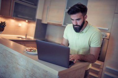 Portre genç freelancer laptop evde çalışma.