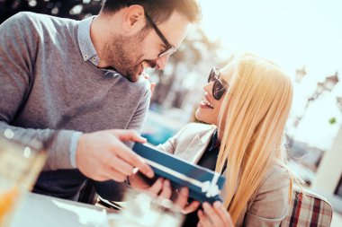 Genç neşeli adam ve dating ve kafede birlikte vakit kadın.