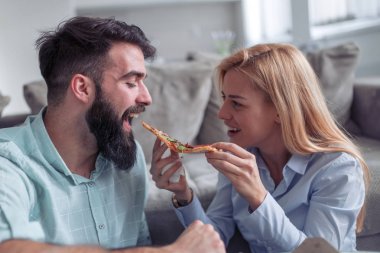Mutlu genç çift pizza evde zevk. Kişi, aşk, yemek ve ev kavramı.