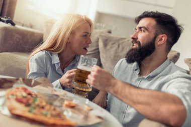 Mutlu genç çift pizza evde zevk. Kişi, aşk, yemek ve ev kavramı.