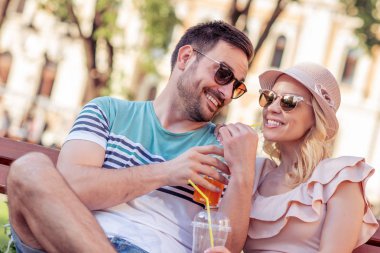 Eğleniyor ve açık havada birlikte gülerek mutlu genç bir çift. Bayram, insanlar, tatil, seviyorum ve kavram seyahat.