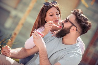 Mutlu genç çift dışarıda eğleniyor ve gülümsüyor..