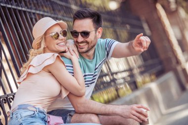 Eğleniyor ve açık havada birlikte gülerek mutlu genç bir çift. Bayram, insanlar, tatil, seviyorum ve kavram seyahat.