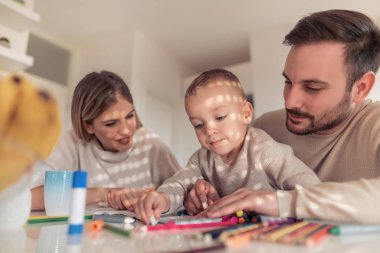 Annem ve babam onların oğlu ile çizim. Onlar kendi oturma odasında eğleniyor musun.