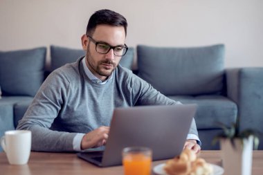 Ev concept çalışma. Dizüstü bilgisayar kullanan adam. 