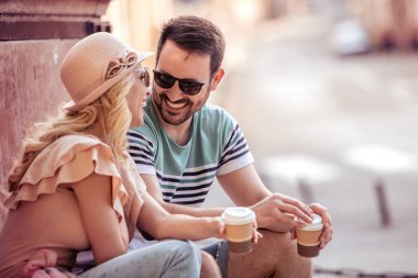 Eğleniyor ve açık havada birlikte gülerek mutlu genç bir çift. Bayram, insanlar, tatil, seviyorum ve kavram seyahat.