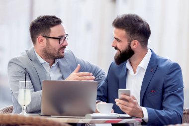 Kafede çalışan iki iş adamları. İş, insanlar, office ve ekip çalışması kavramı.