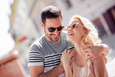 Eğleniyor ve açık havada birlikte gülerek mutlu genç bir çift. Bayram, insanlar, tatil, seviyorum ve kavram seyahat.