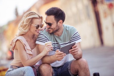 Eğleniyor ve açık havada birlikte gülerek mutlu genç bir çift. Bayram, insanlar, tatil, seviyorum ve kavram seyahat.