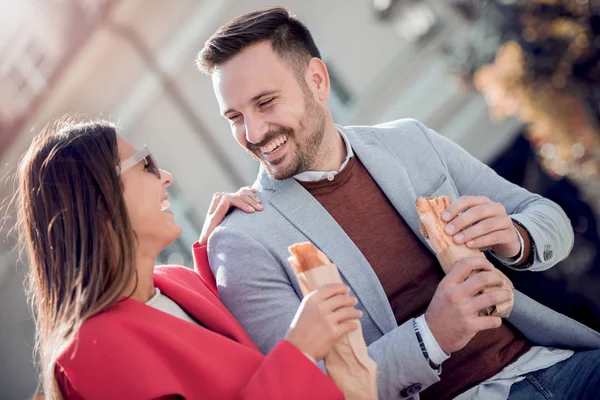 Joyeux Jeune Couple Ils Rient Mangent Des Sandwichs Amusent Bien — Photo