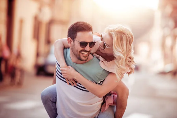 Gelukkige Jonge Paar Plezier Lachen Samen Buiten Vakanties Mensen Vakantie — Stockfoto