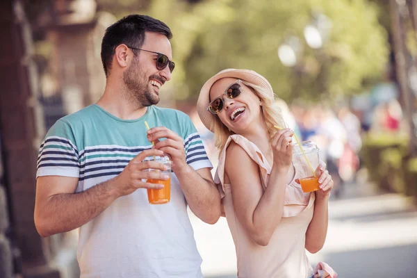 Joyeux Jeune Couple Amuser Rire Ensemble Extérieur Vacances Personnes Vacances — Photo