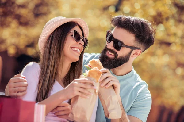 Çift Birlikte Eğleniyor Sandviç Açık Havada Yemek — Stok fotoğraf