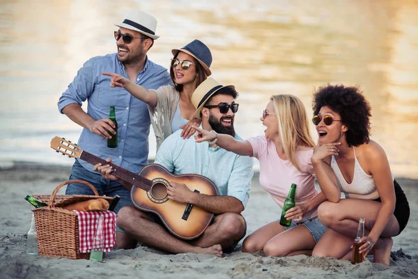 Jóvenes Alegres Con Guitarra Divirtiéndose Playa Verano Gente Amistad Diversión — Foto de Stock